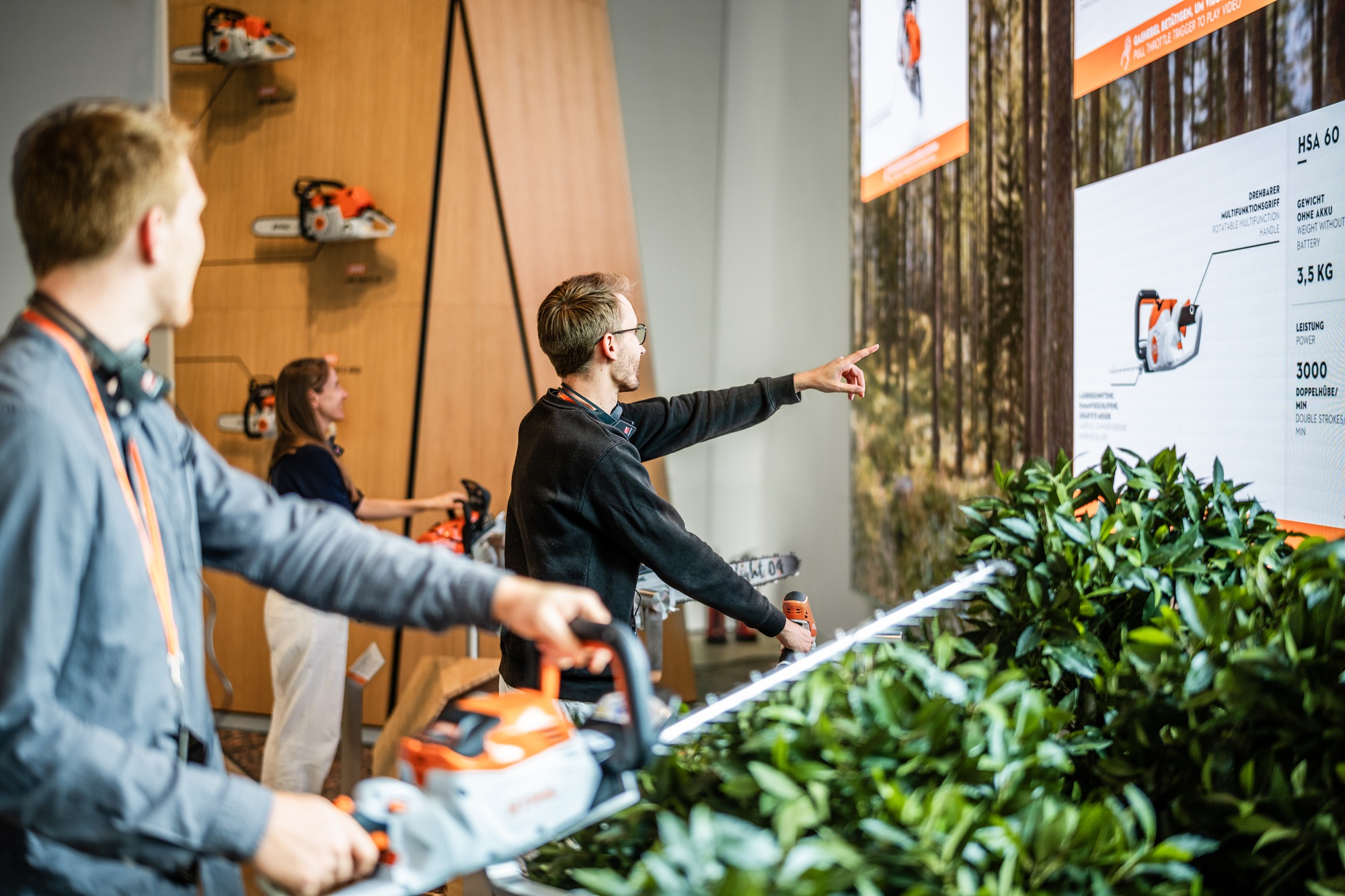 Mann testet Heckenschere in der STIHL Markenwelt