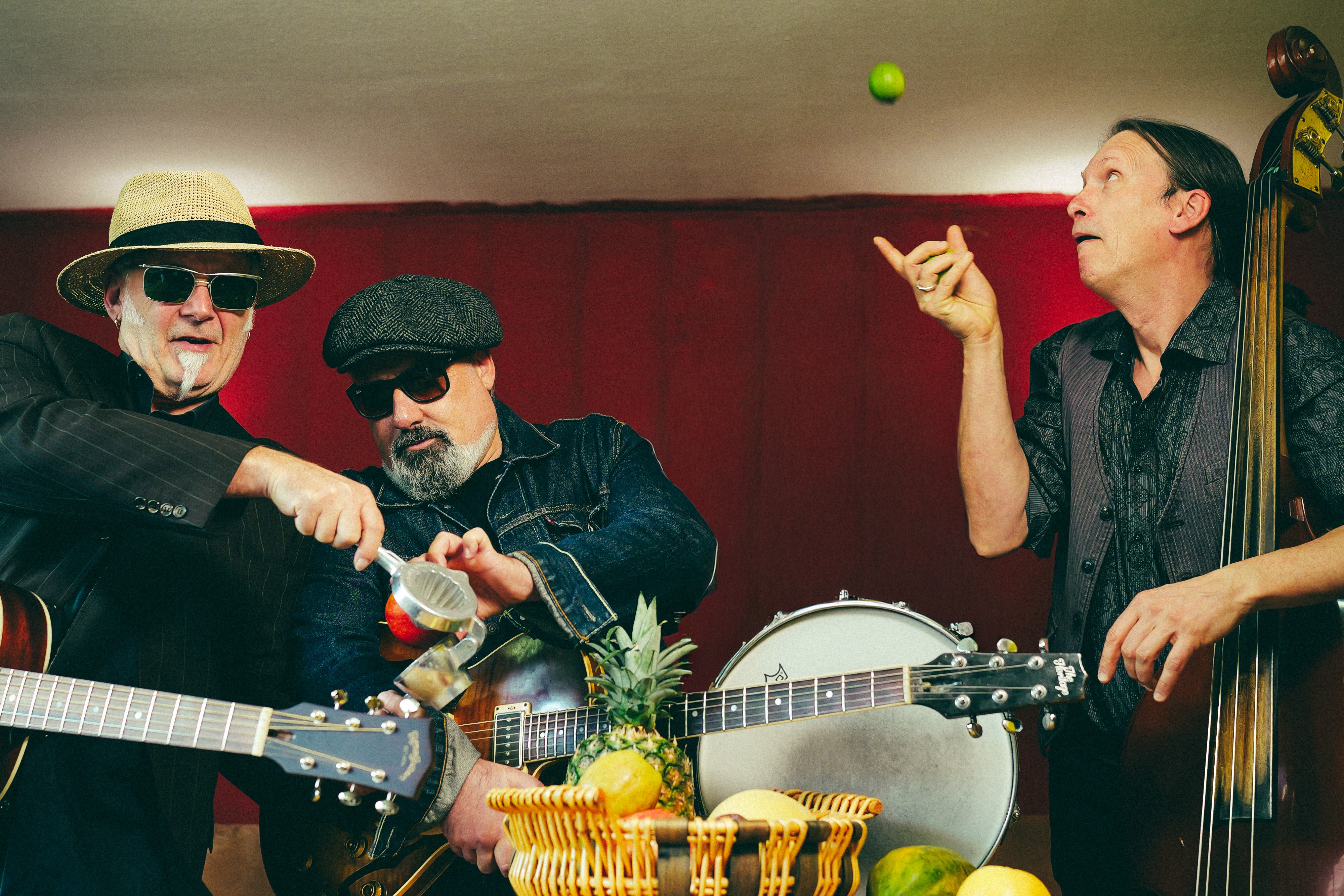 Die Crossroad Brothers spielen Musik zusammen