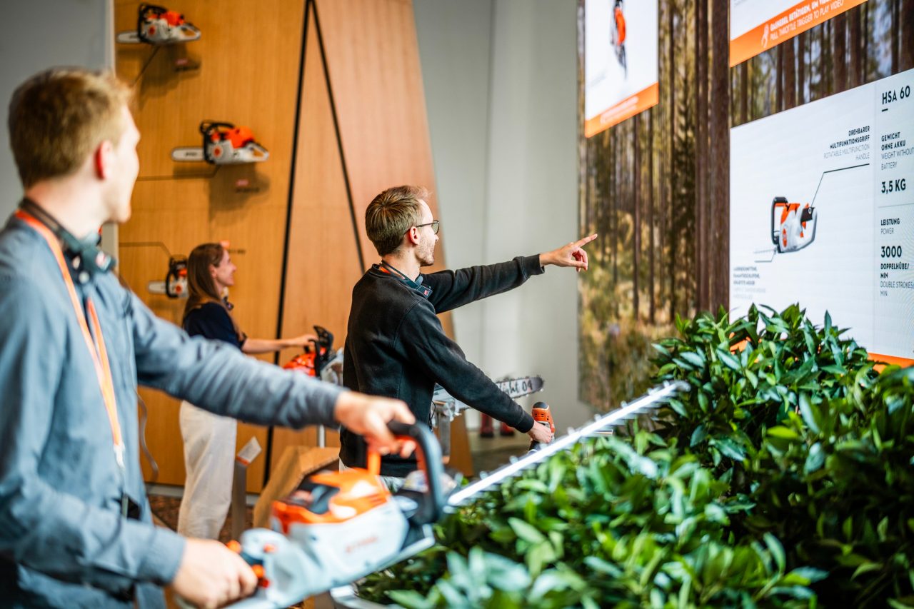 Mann testet Heckenschere in der STIHL Markenwelt